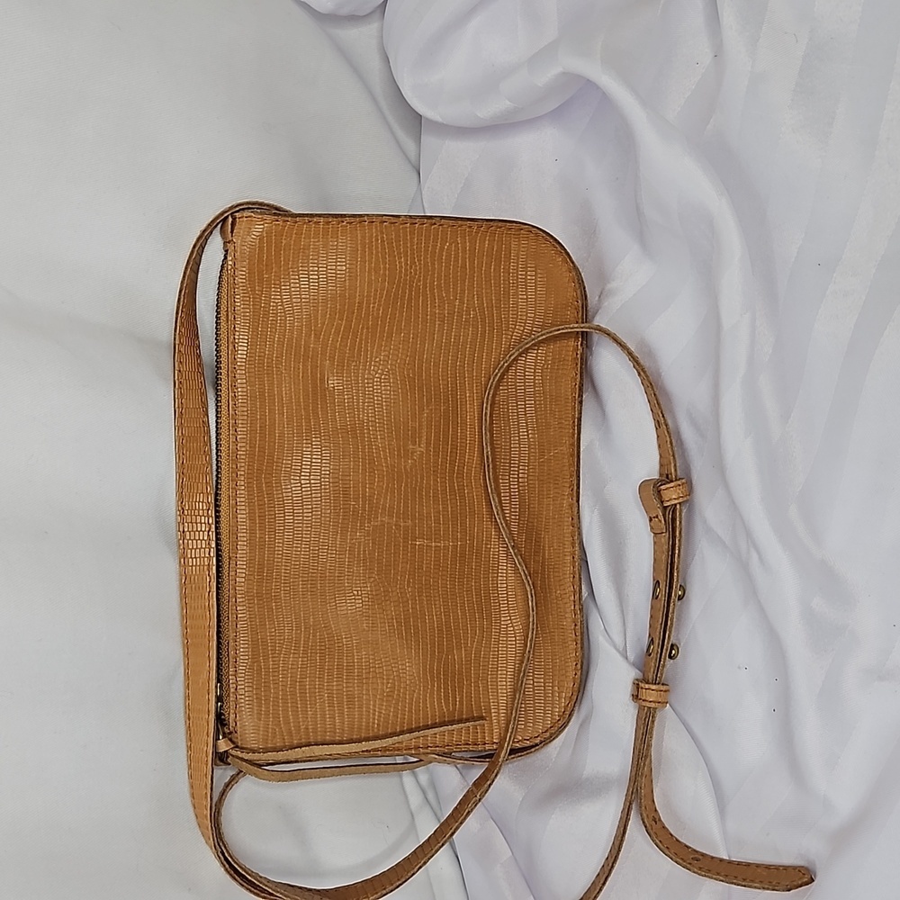 MADWELL THE SIMPLE CROSSBKDY BAG IN TAN - PEBBLED LOOK